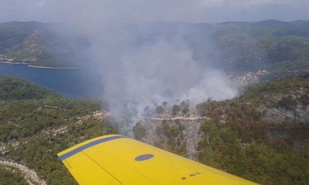 Novi požar na Korčuli: U munjevitoj akciji vodenim bombama spasili kuće kod Brne